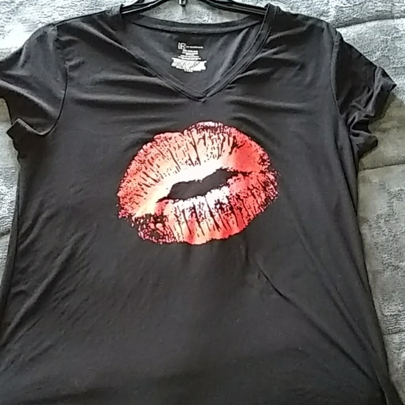 Red Lips Tee - Picture 2 of 3